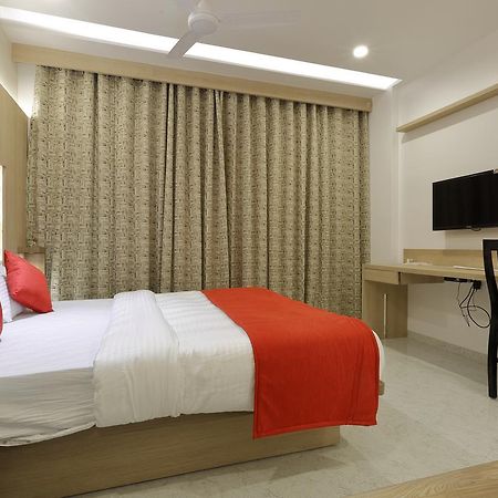 Hotel Luxura Godhra Экстерьер фото