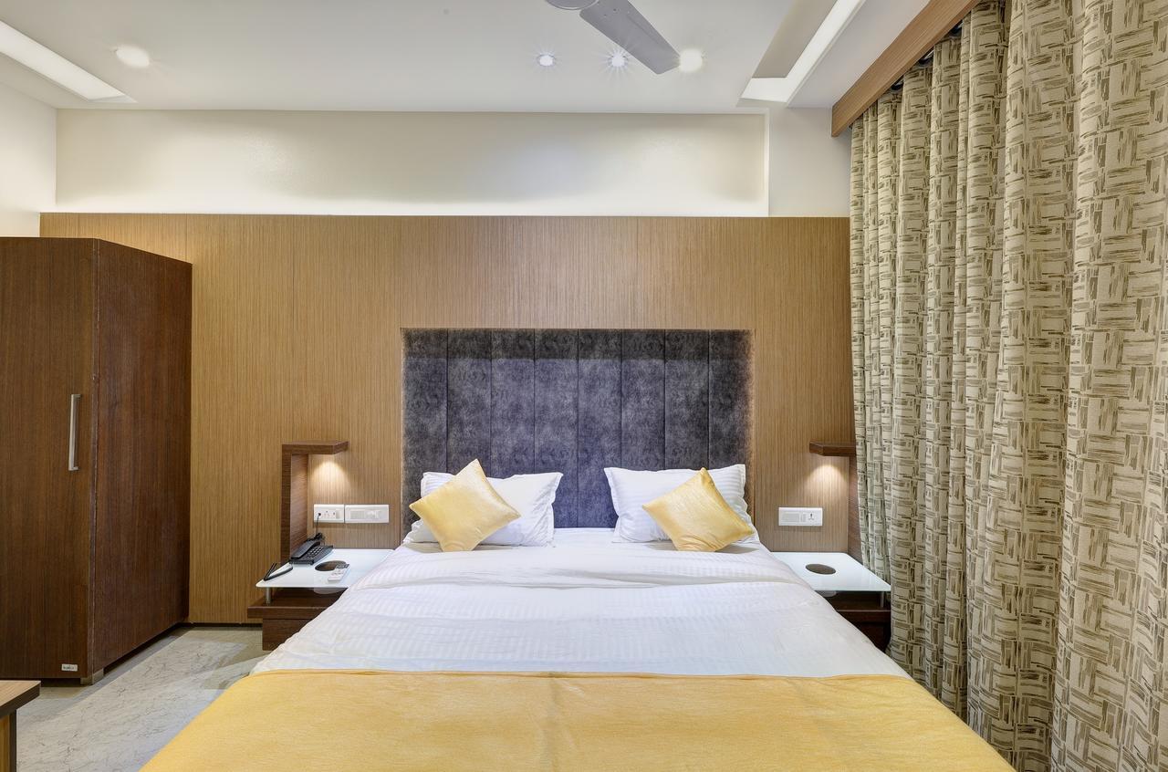 Hotel Luxura Godhra Экстерьер фото