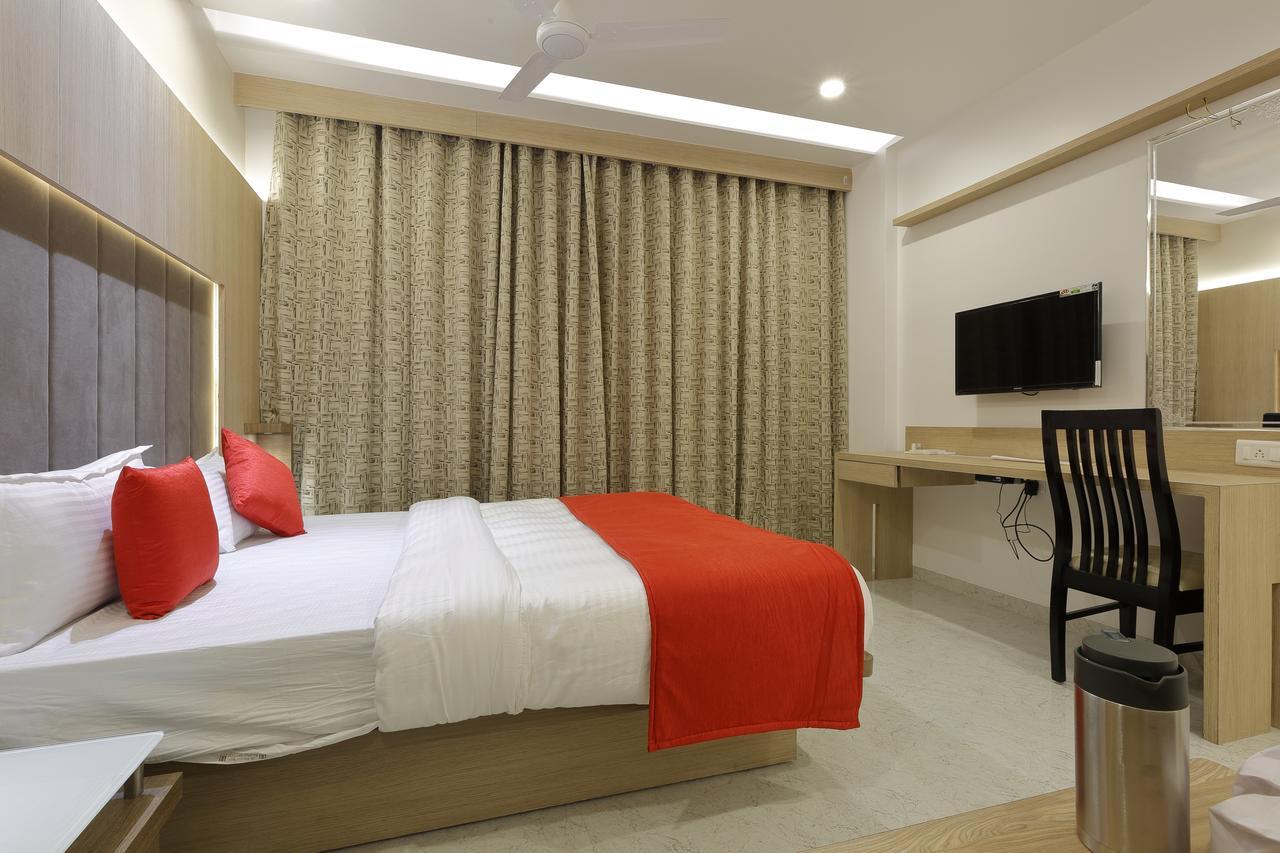 Hotel Luxura Godhra Экстерьер фото