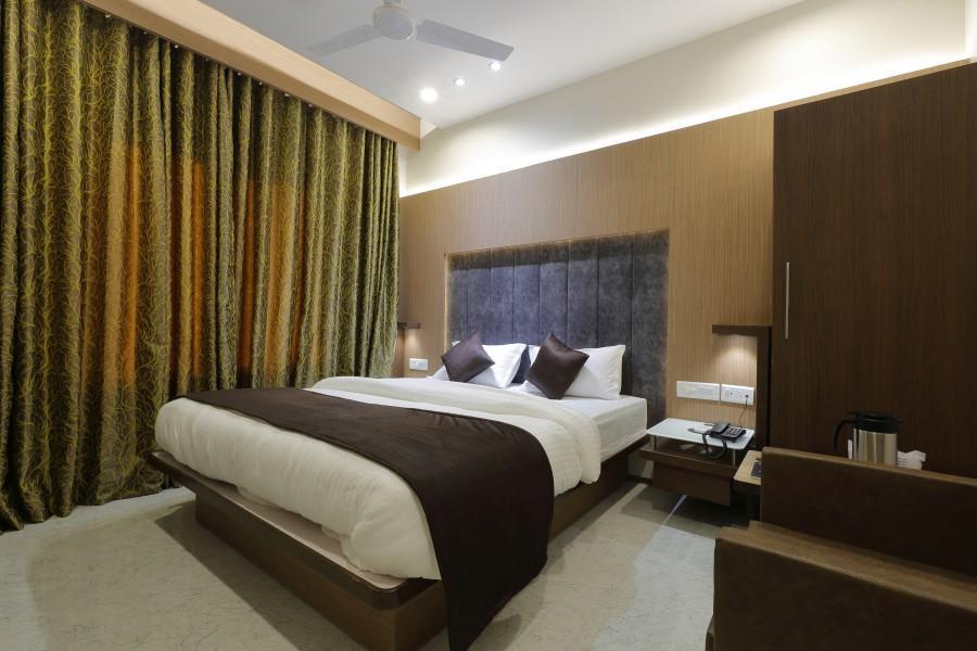 Hotel Luxura Godhra Экстерьер фото