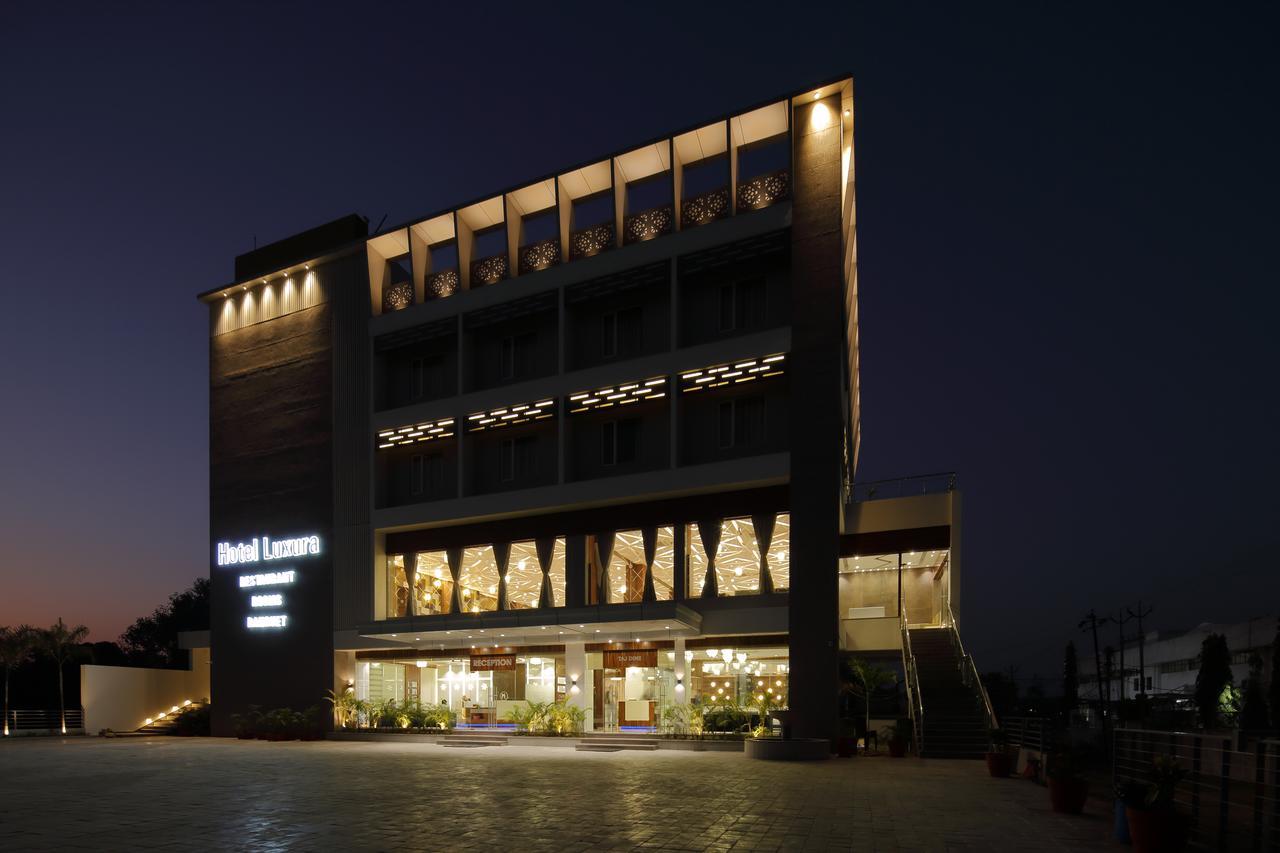 Hotel Luxura Godhra Экстерьер фото