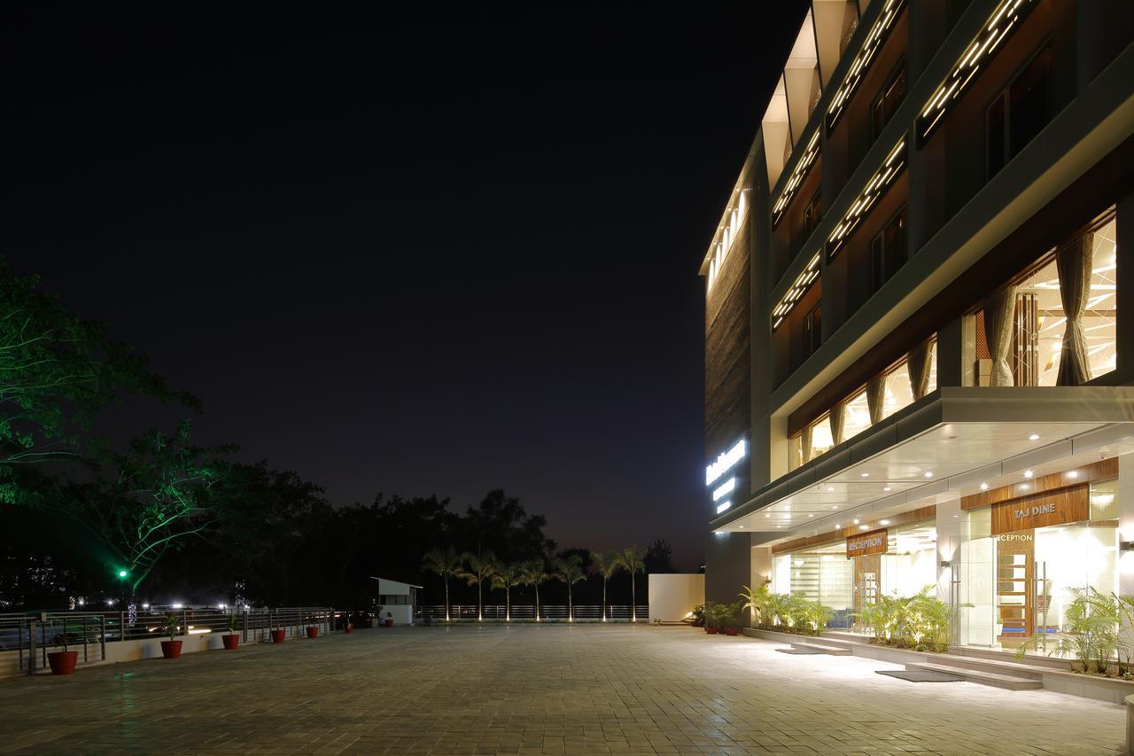 Hotel Luxura Godhra Экстерьер фото