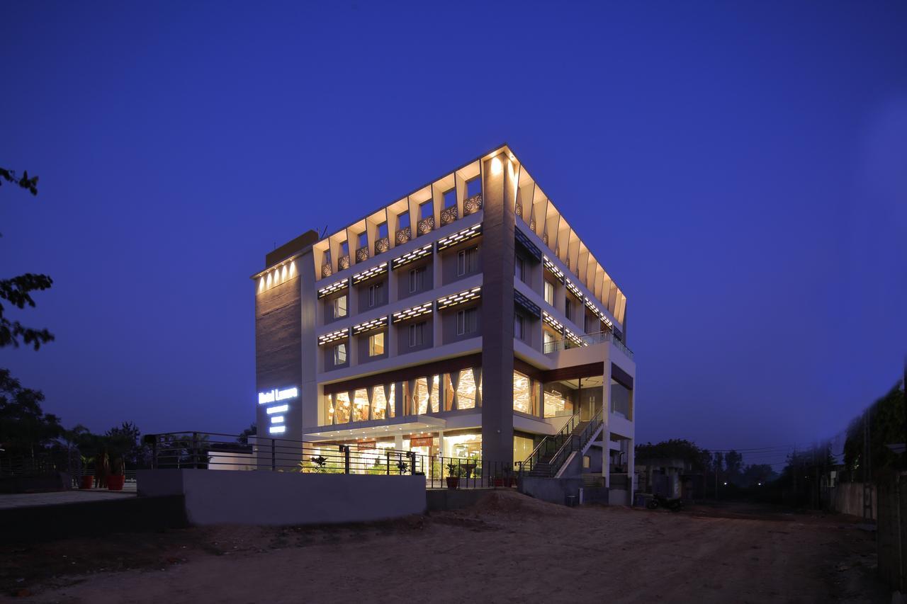 Hotel Luxura Godhra Экстерьер фото