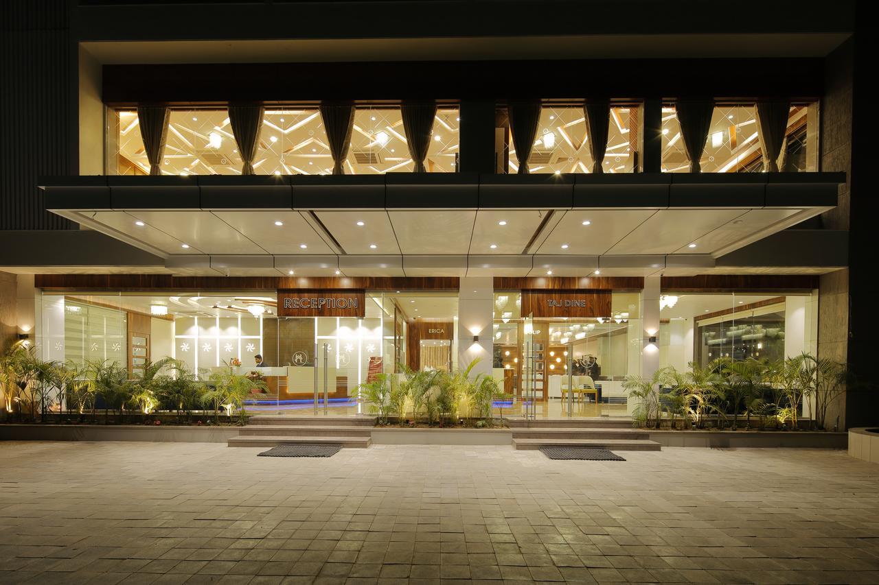Hotel Luxura Godhra Экстерьер фото