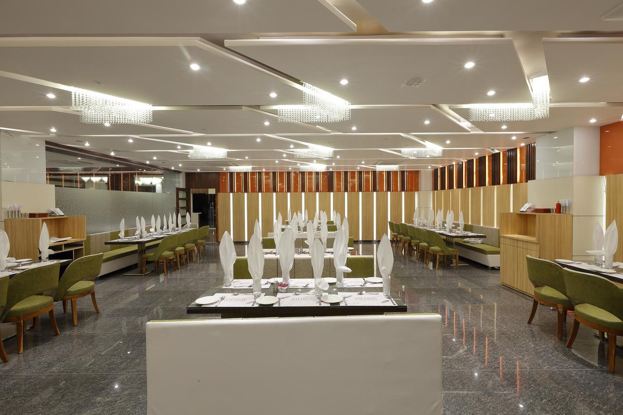 Hotel Luxura Godhra Номер фото